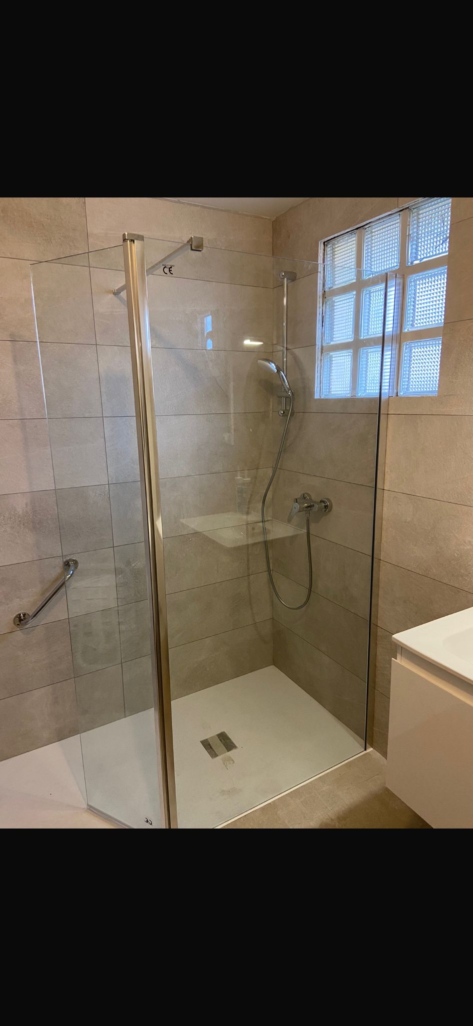 Installation douche complete avec paroi vitree